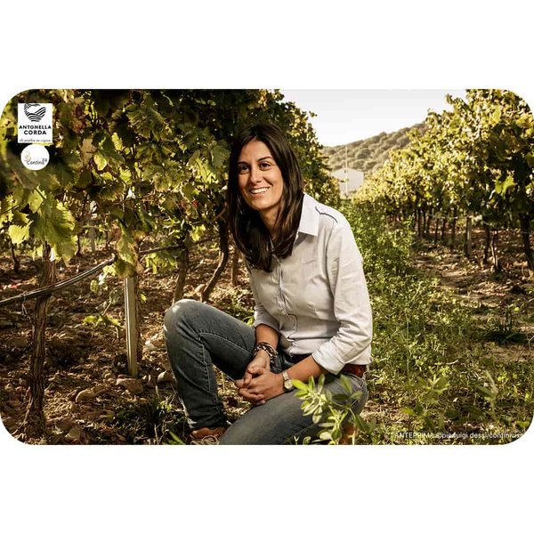 The winemaker Antonella Corda in her vineyards - Cantina24.