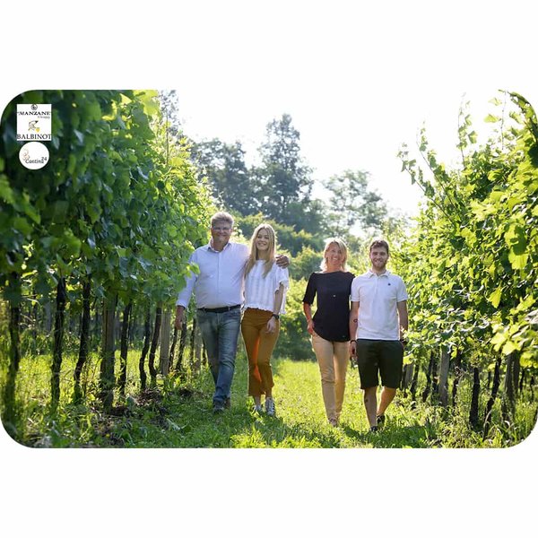 Picture of the Balbinot family in a vineyard - Cantina24.