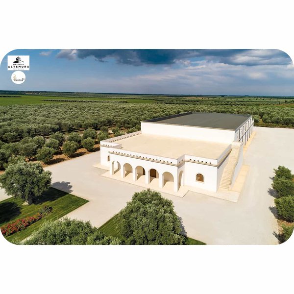 The Masseria Altemura surrounded by its vineyards - Cantina24.