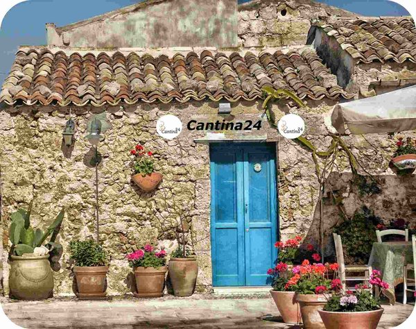 Image of a very old shop in Italy. Symbol for the Cantina24.