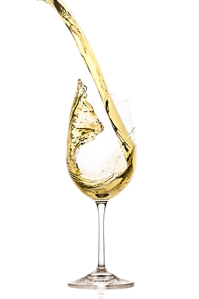Bild von einem Weinglas, in welches Weißwein gegossen wird.